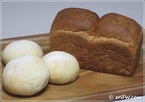 サチの胚芽食パンと白パンの画像