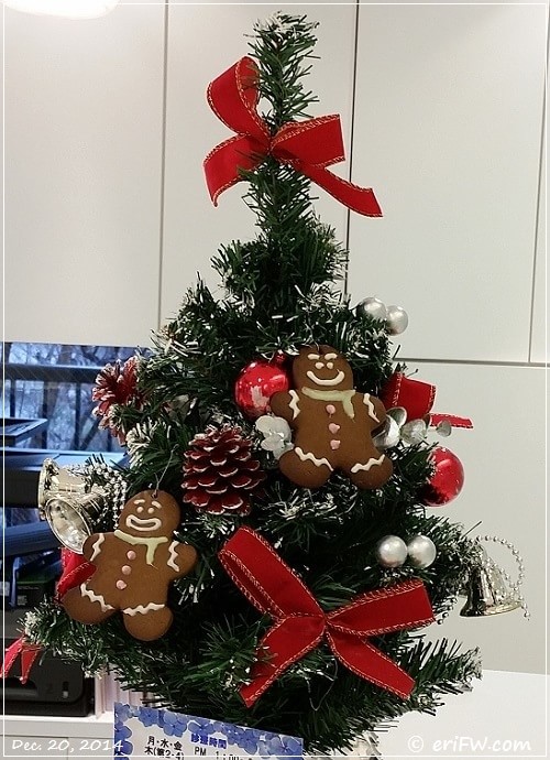 ジンジャーマンクッキーとクリスマスツリーの画像