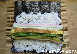 巻き寿司の卵焼きの画像